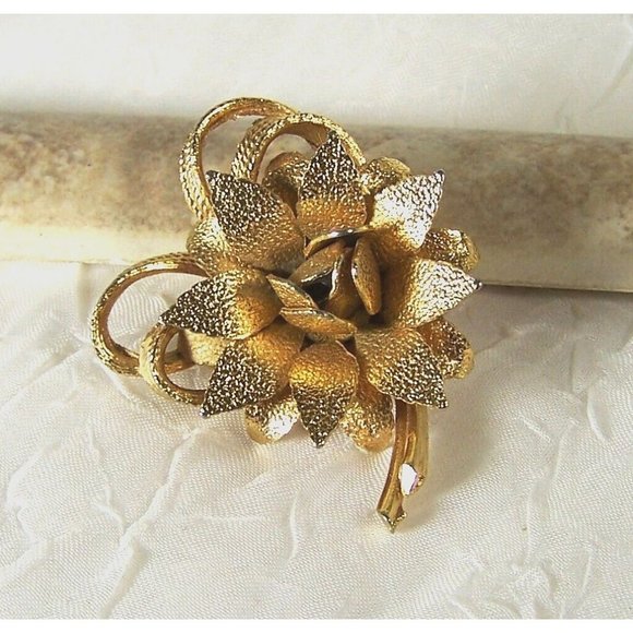 Vintage Gold Tone Rose Flower Brooch Textured Pointed Leaves 2" - Picture 5 of 5